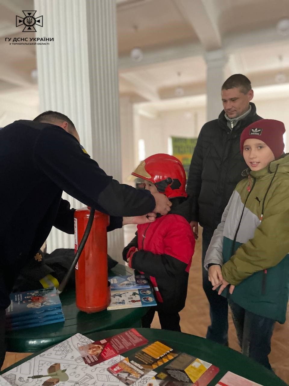 Новини Тернополя - фото з У Тернополі рятувальники розповіли дітям-переселенцям основні правила безпеки (ФОТОРЕПОРТАЖ)
