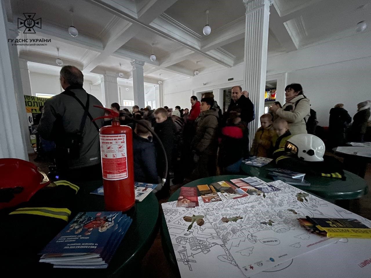 Новини Тернополя - фото з У Тернополі рятувальники розповіли дітям-переселенцям основні правила безпеки (ФОТОРЕПОРТАЖ)