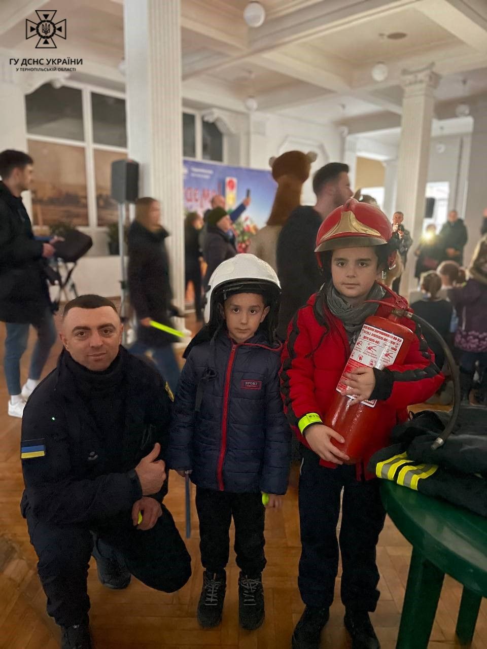 Новини Тернополя - фото з У Тернополі рятувальники розповіли дітям-переселенцям основні правила безпеки (ФОТОРЕПОРТАЖ)