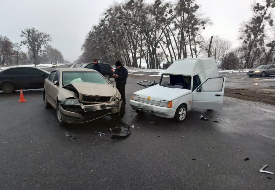 поліція встановлює обставини дтп із травмуванням людини у м. звягелі