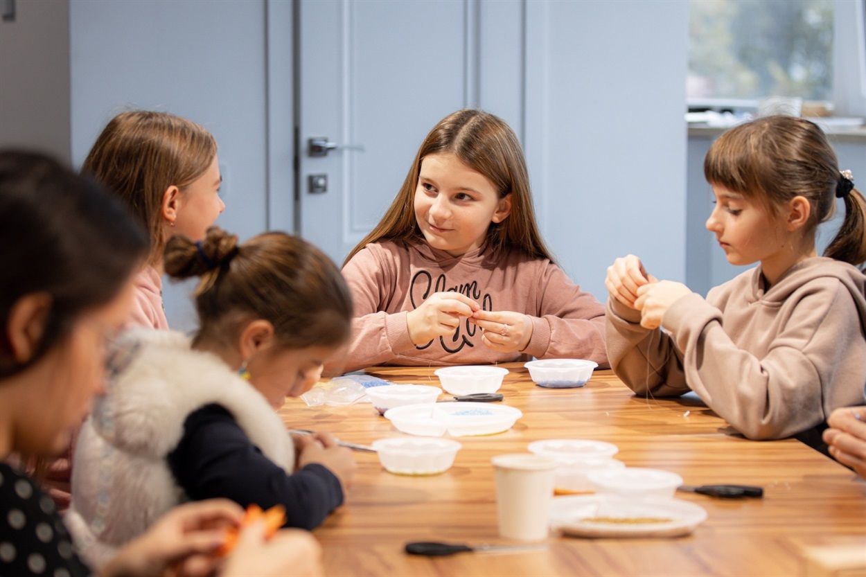 Новини Хмельницького - фото з Десятирічна дівчинка з Донеччини волонтерить, аби повернутись додому (ФОТО)