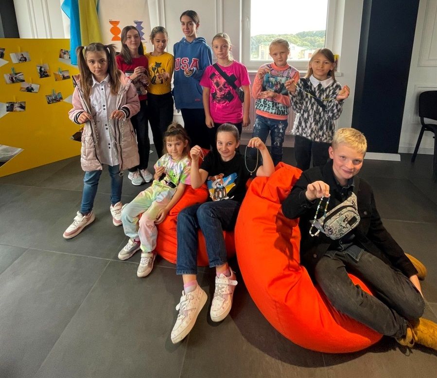 Новини Хмельницького - фото з Десятирічна дівчинка з Донеччини волонтерить, аби повернутись додому (ФОТО)