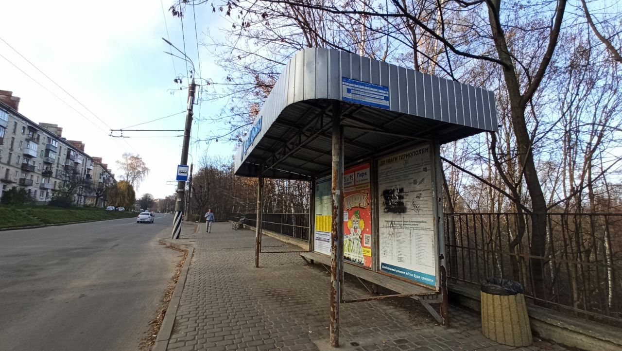 Новини Тернополя - фото з Є сучасні, а є іржаві та занедбані: у якому стані зупинки громадського транспорту міста? Ми перевірили