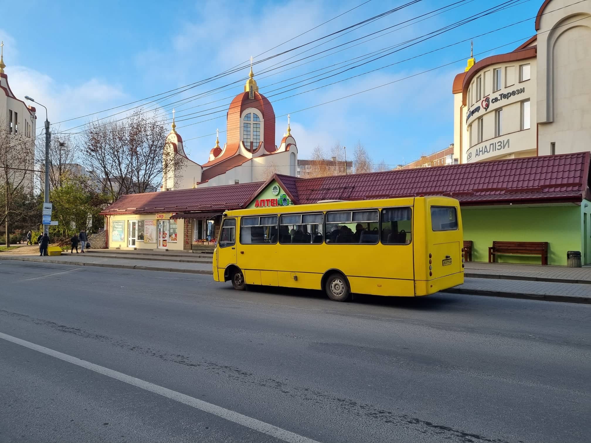 Новини Тернополя - фото з Є сучасні, а є іржаві та занедбані: у якому стані зупинки громадського транспорту міста? Ми перевірили