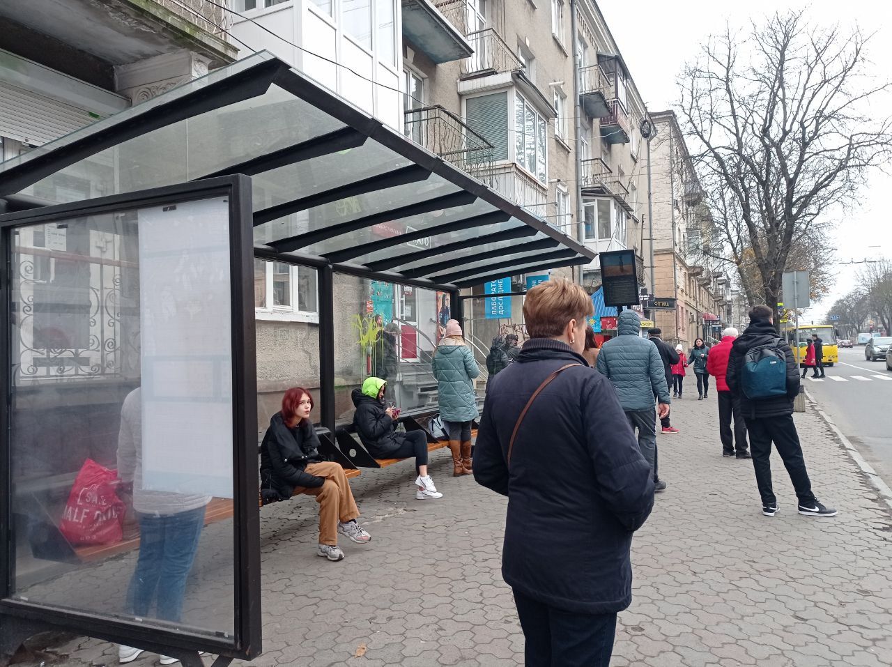 Новини Тернополя - фото з Є сучасні, а є іржаві та занедбані: у якому стані зупинки громадського транспорту міста? Ми перевірили