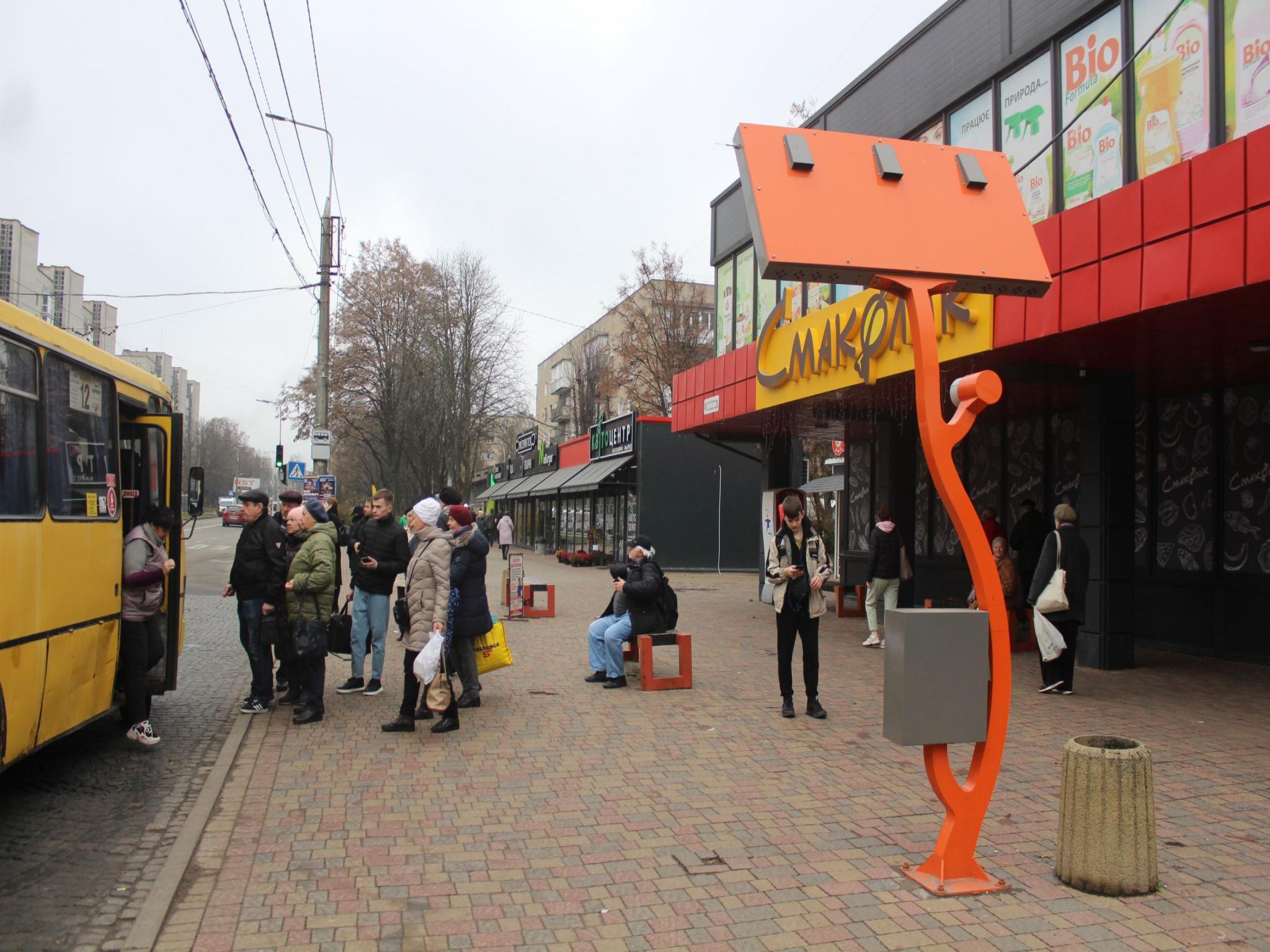 Новини Тернополя - фото з Є сучасні, а є іржаві та занедбані: у якому стані зупинки громадського транспорту міста? Ми перевірили