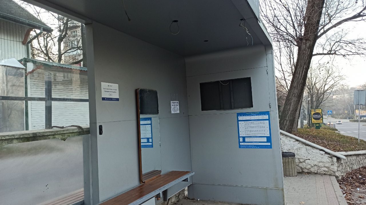 Новини Тернополя - фото з Є сучасні, а є іржаві та занедбані: у якому стані зупинки громадського транспорту міста? Ми перевірили