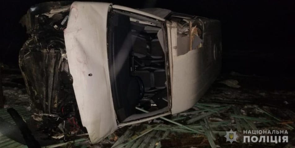 Новини Хмельницького - фото з На Шепетівщині автомобіль врізався в паркан: постраждала 14-річна дівчина