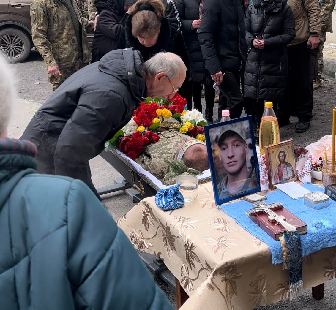 Новини Вінниці - фото з «Сьогодні його доньці виповнилося пів року». Вінничани віддали останню шану Герою Андрію Сіфорову