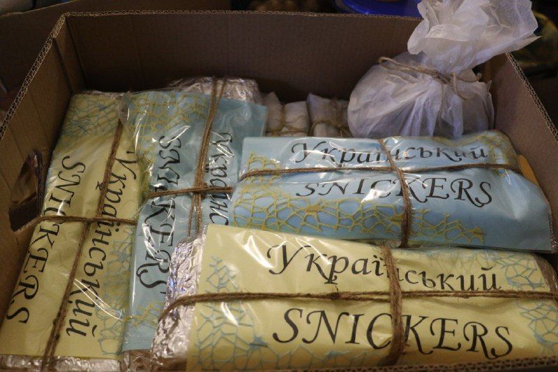 Новини Житомира - фото з «Український снікерс» для ЗСУ! Колектив міської ради підготував подарунки для військових до Дня Збройних Сил України