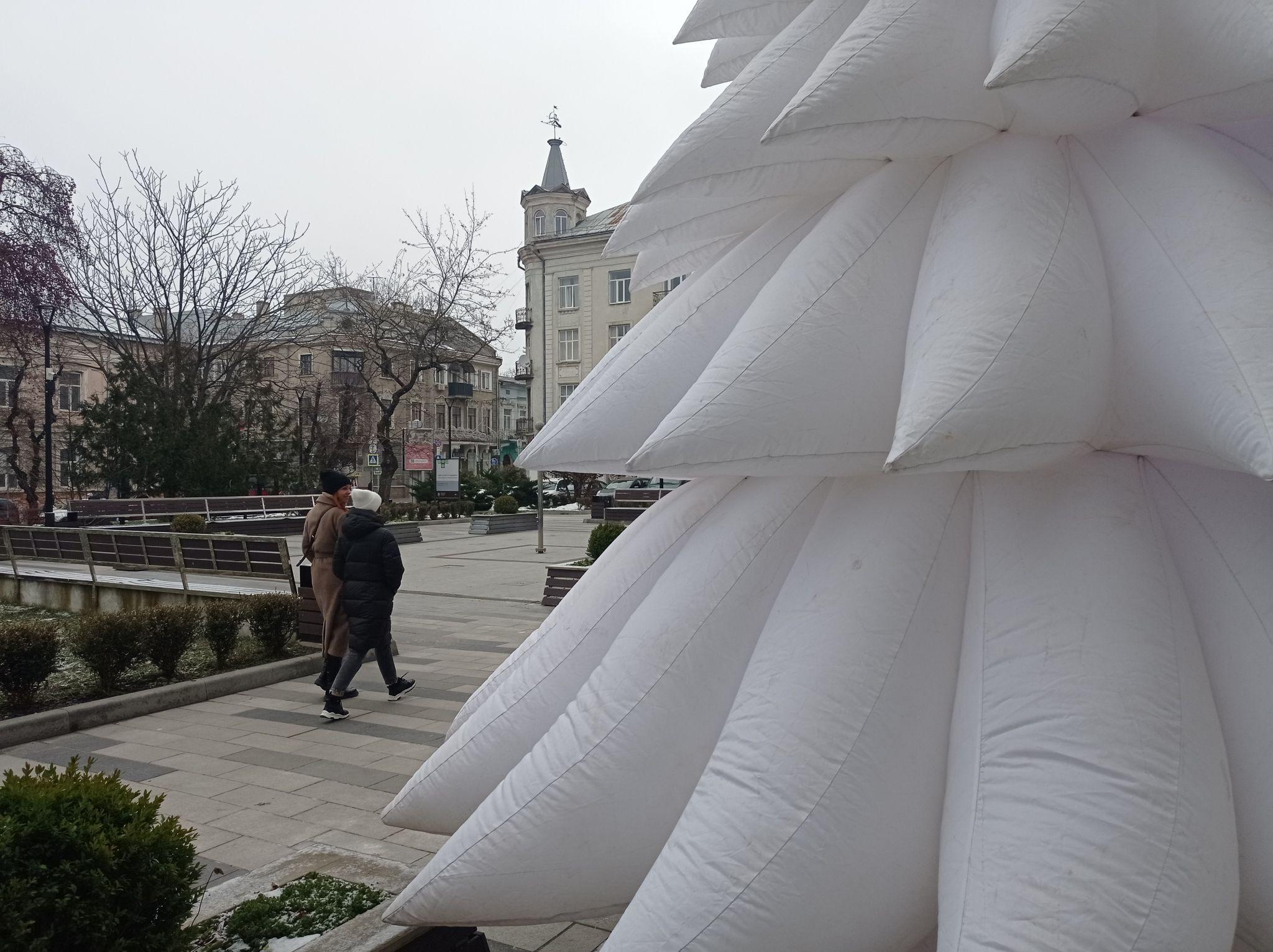 Новини Тернополя - фото з Цього року лише надувна: у Тернополі вже встановили новорічну ялинку. Як вона виглядає