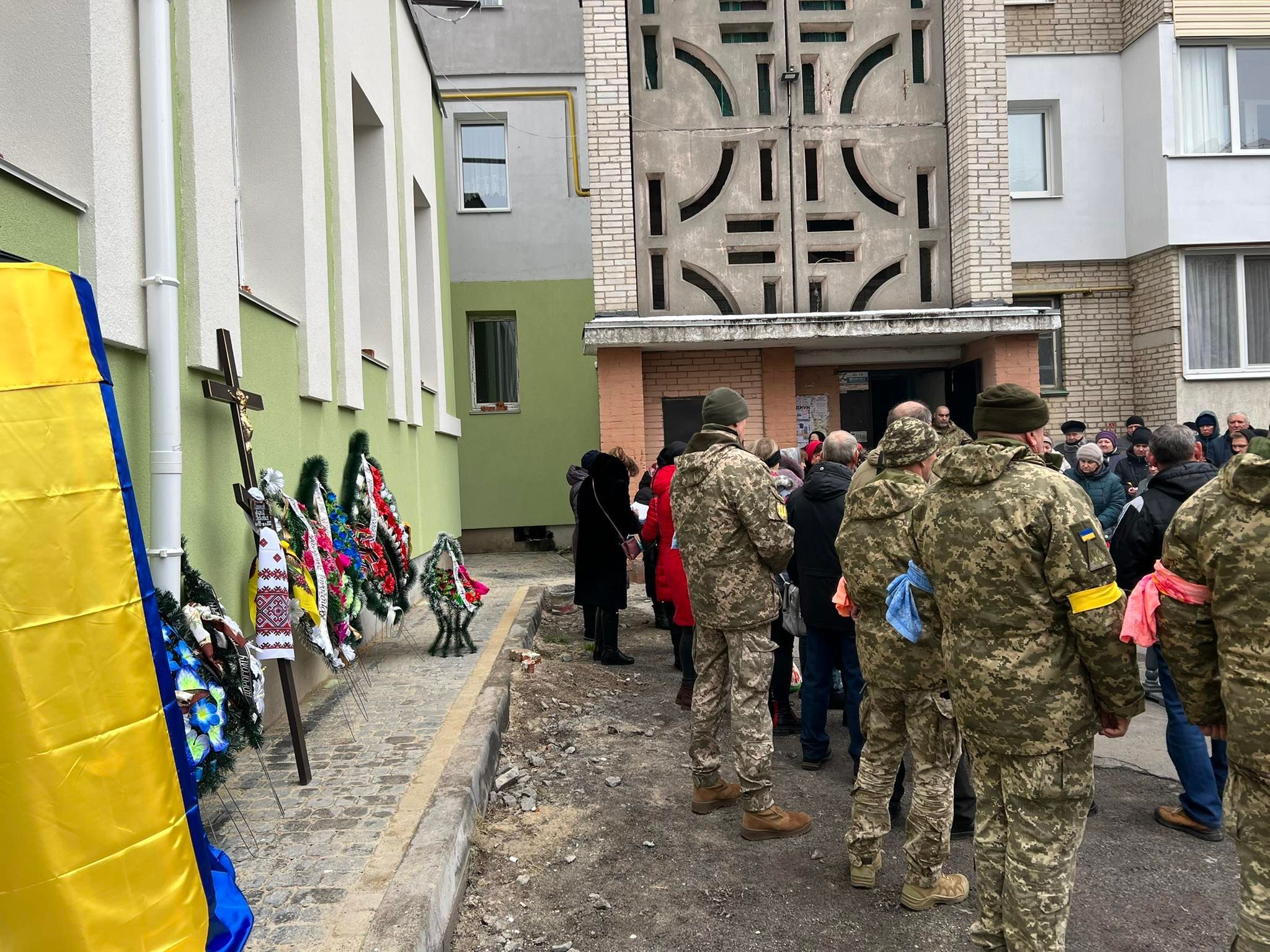 Новини Вінниці - фото з «Сьогодні його доньці виповнилося пів року». Вінничани віддали останню шану Герою Андрію Сіфорову