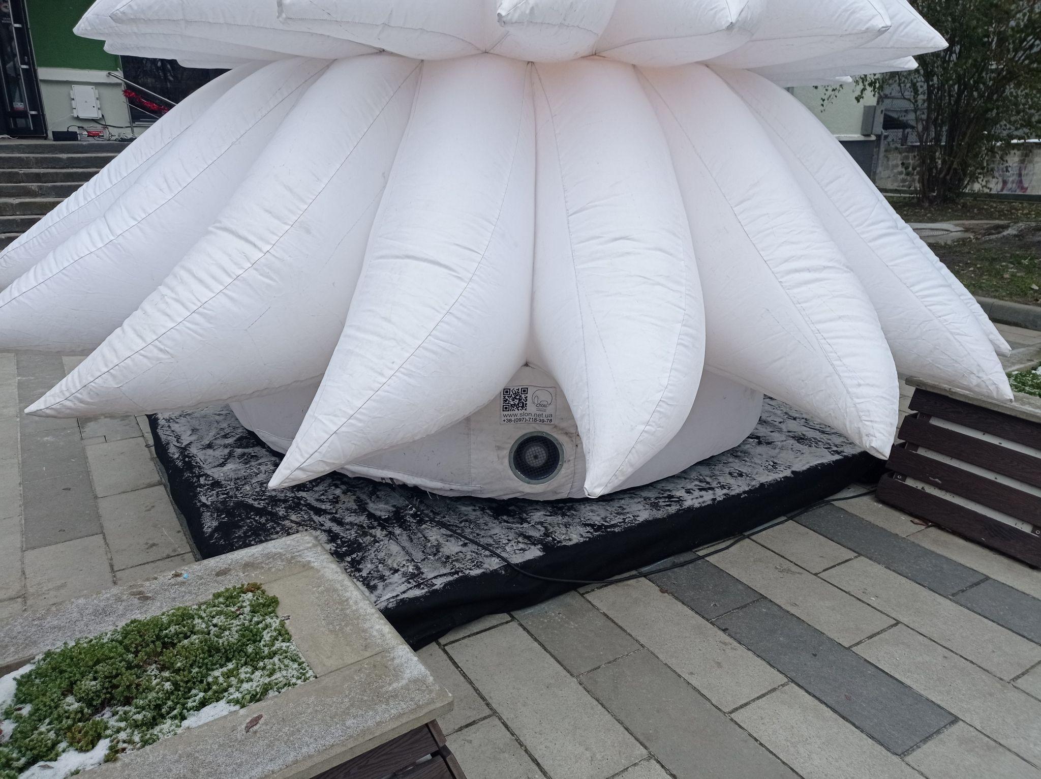 Новини Тернополя - фото з Цього року лише надувна: у Тернополі вже встановили новорічну ялинку. Як вона виглядає