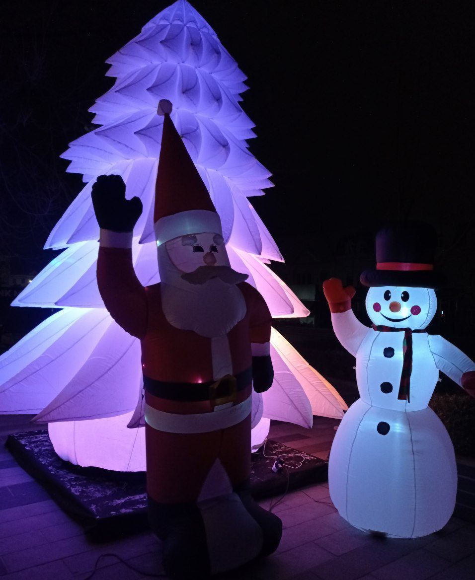 Новини Тернополя - фото з Цього року лише надувна: у Тернополі вже встановили новорічну ялинку. Як вона виглядає