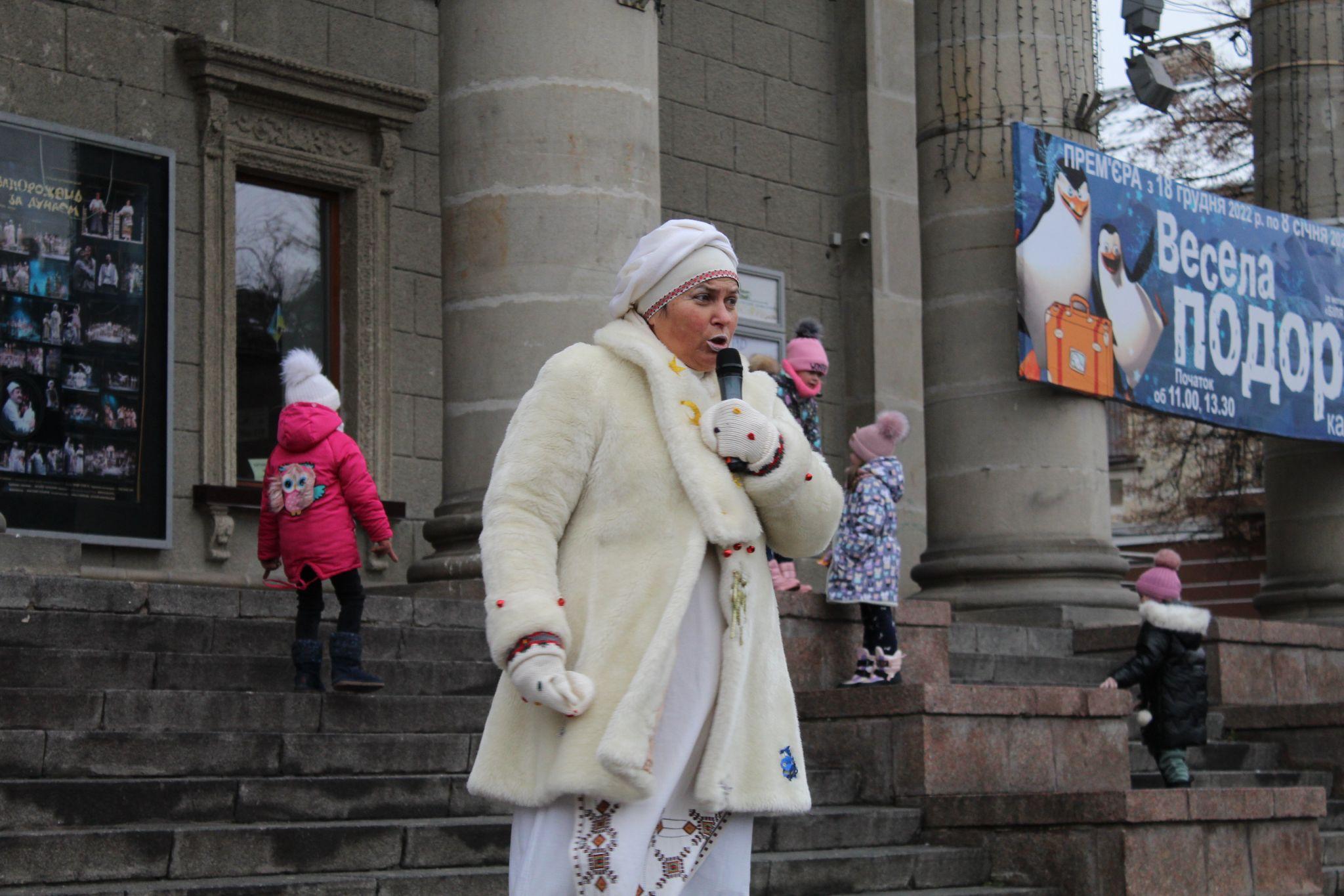 Новини Тернополя - фото з На Театральній площі відкрили Хатинку святого Миколая: шукайте себе на фото (РЕПОРТАЖ)