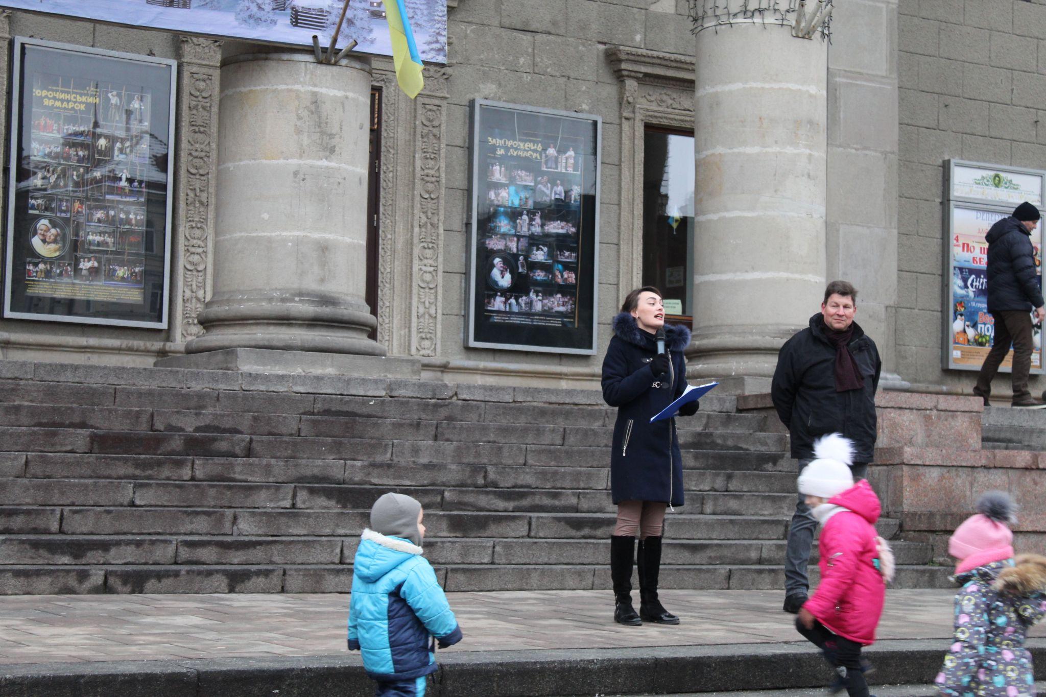 Новини Тернополя - фото з На Театральній площі відкрили Хатинку святого Миколая: шукайте себе на фото (РЕПОРТАЖ)