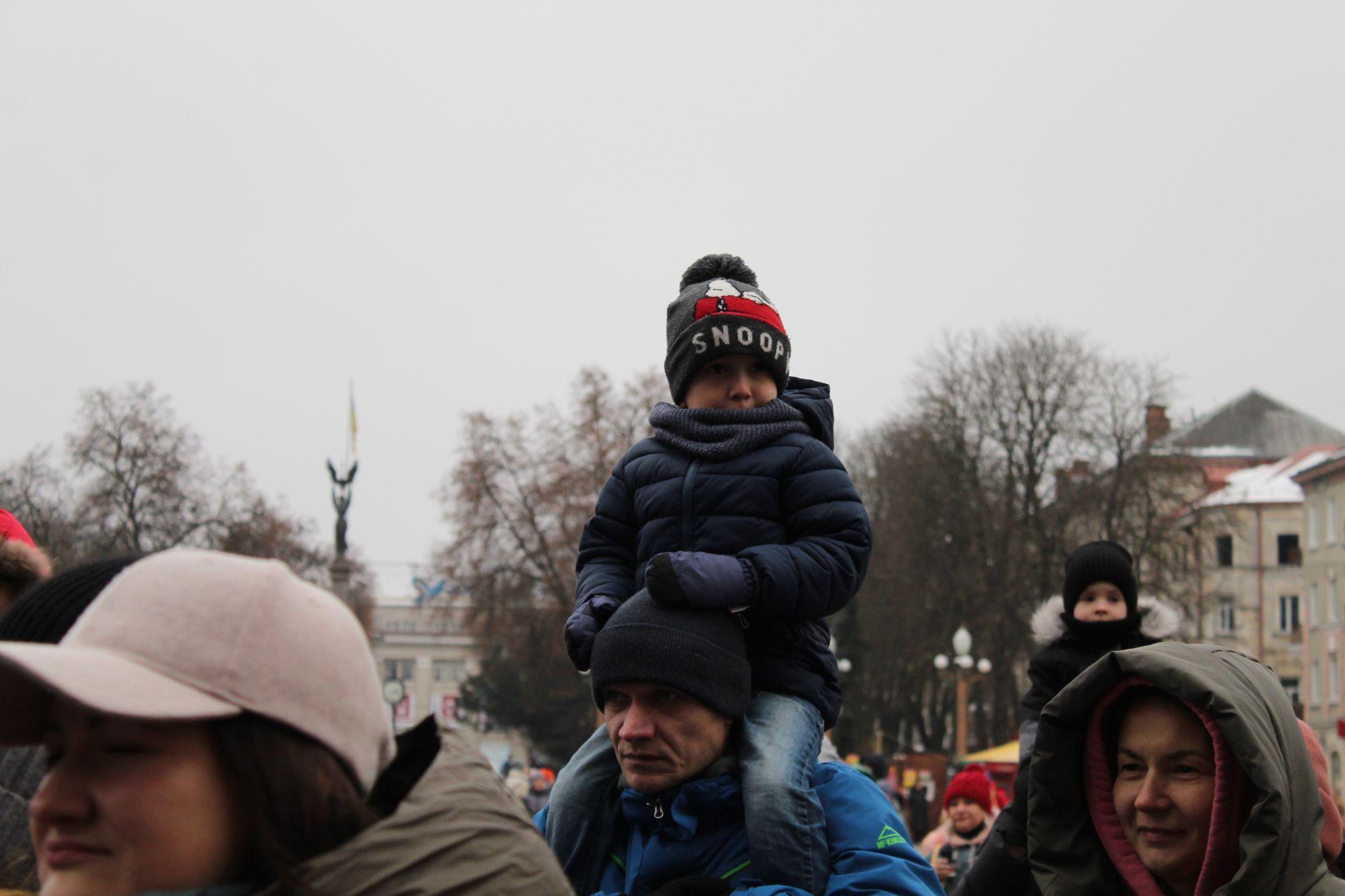 Новини Тернополя - фото з На Театральній площі відкрили Хатинку святого Миколая: шукайте себе на фото (РЕПОРТАЖ)