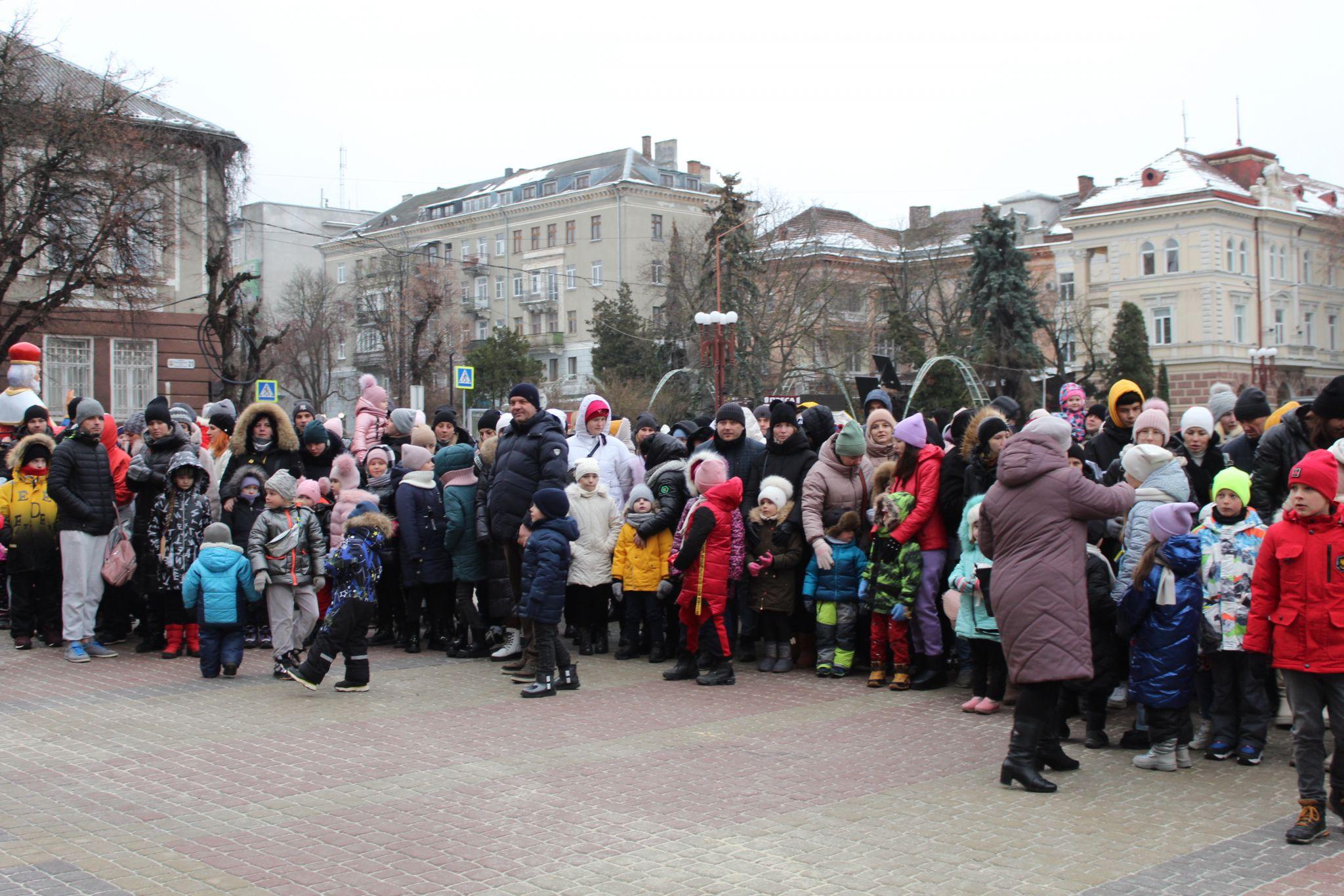 Новини Тернополя - фото з На Театральній площі відкрили Хатинку святого Миколая: шукайте себе на фото (РЕПОРТАЖ)