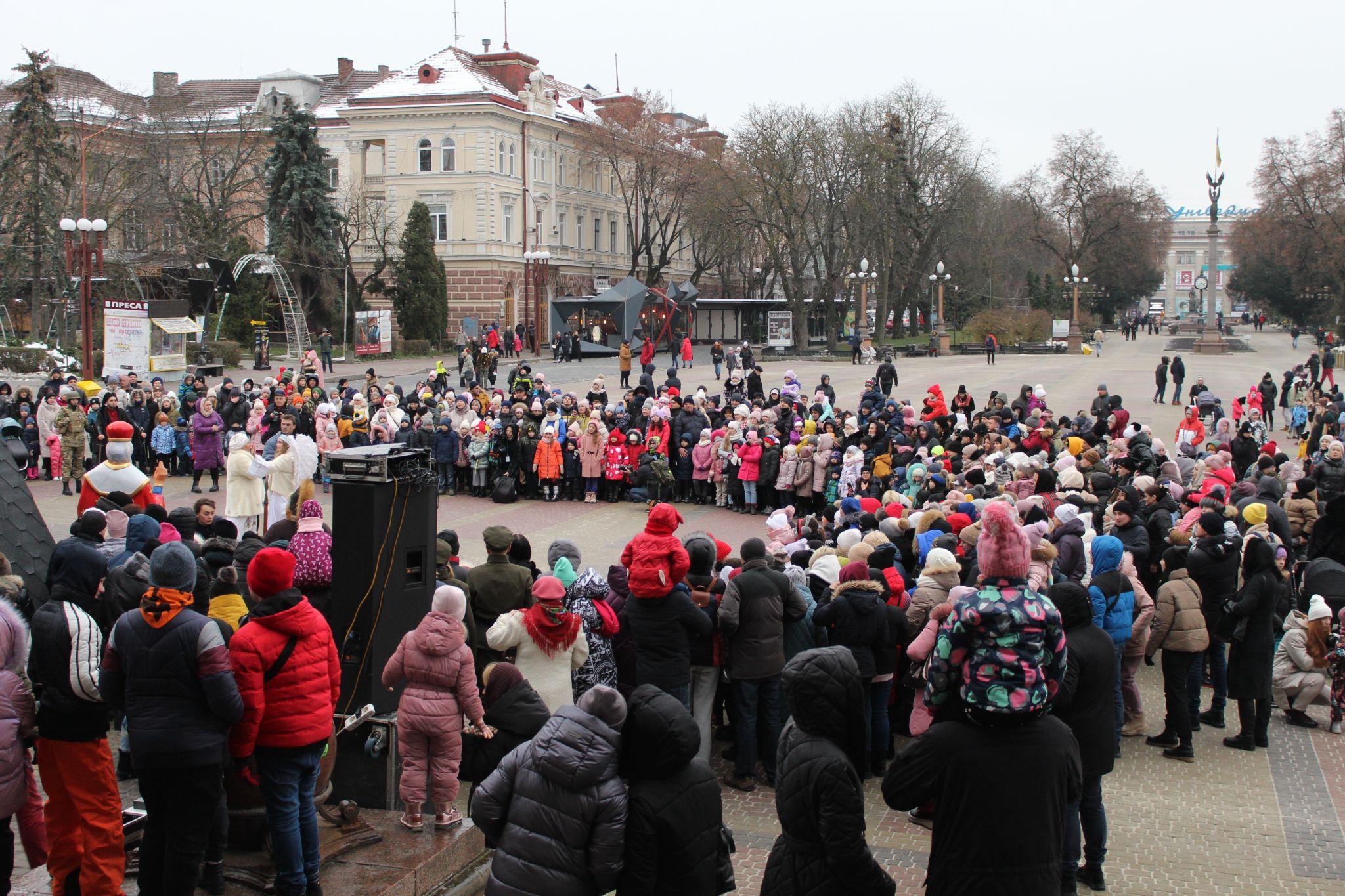 Новини Тернополя - фото з На Театральній площі відкрили Хатинку святого Миколая: шукайте себе на фото (РЕПОРТАЖ)