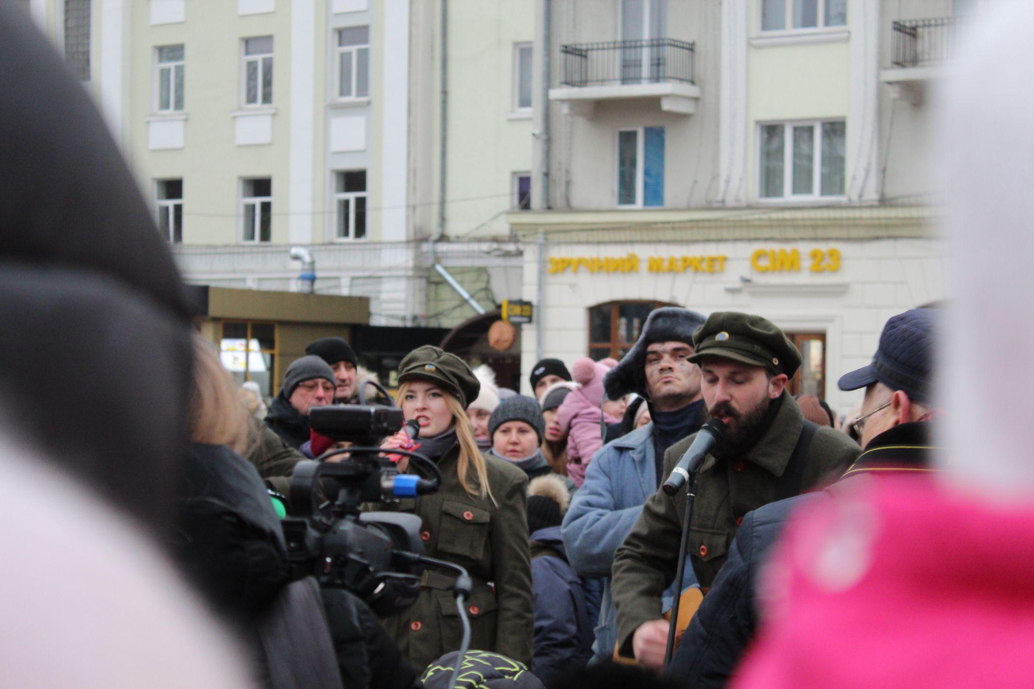 Новини Тернополя - фото з На Театральній площі відкрили Хатинку святого Миколая: шукайте себе на фото (РЕПОРТАЖ)