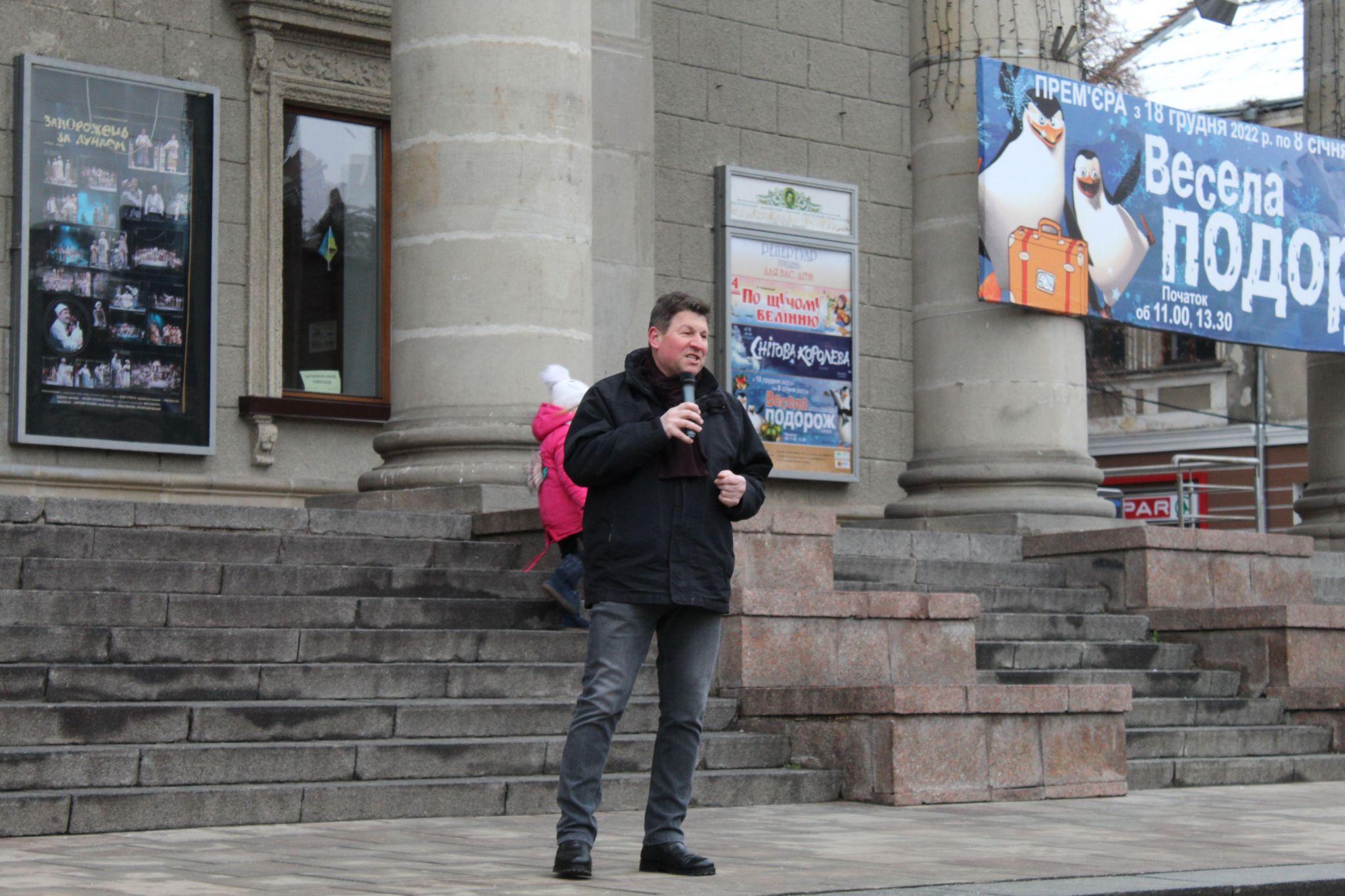 Новини Тернополя - фото з На Театральній площі відкрили Хатинку святого Миколая: шукайте себе на фото (РЕПОРТАЖ)