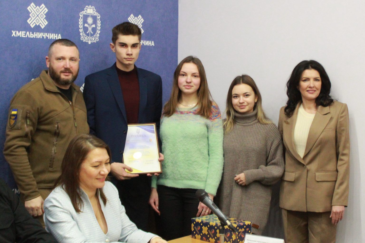 Новини Хмельницького - фото з Гамалій вручив відзнаки дітям-волонтерам Хмельниччини (ФОТО)