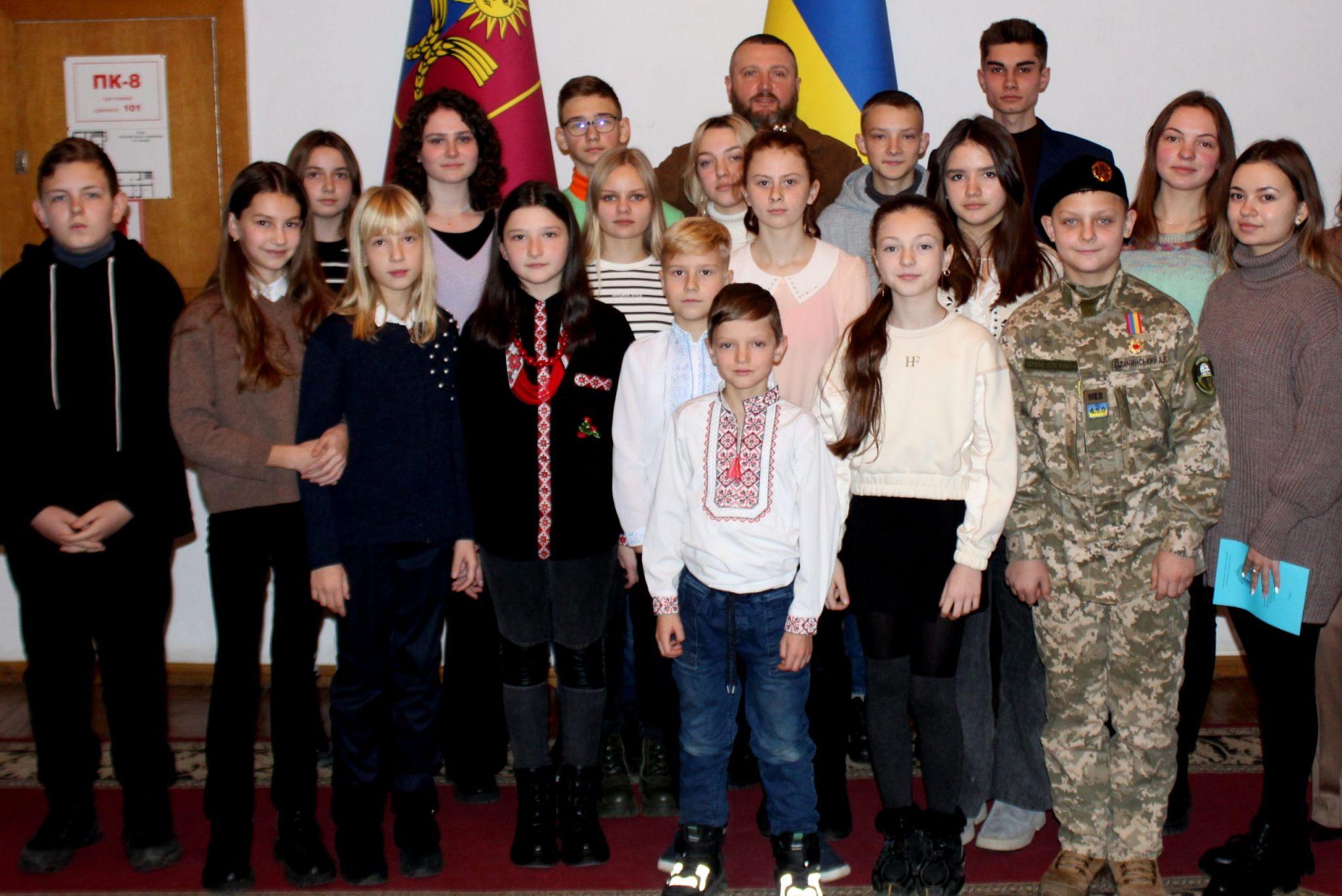 Новини Хмельницького - фото з Гамалій вручив відзнаки дітям-волонтерам Хмельниччини (ФОТО)