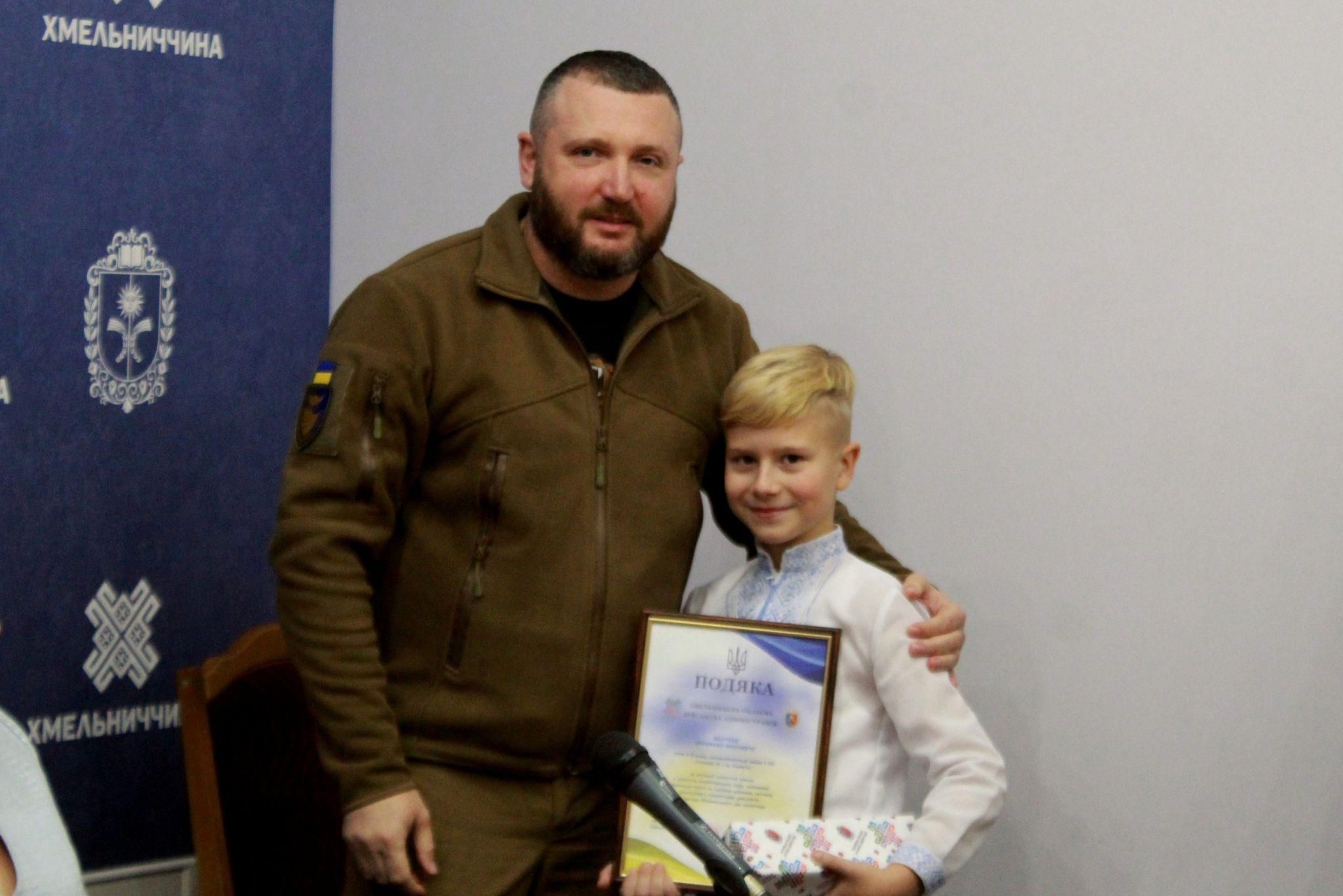 Новини Хмельницького - фото з Гамалій вручив відзнаки дітям-волонтерам Хмельниччини (ФОТО)