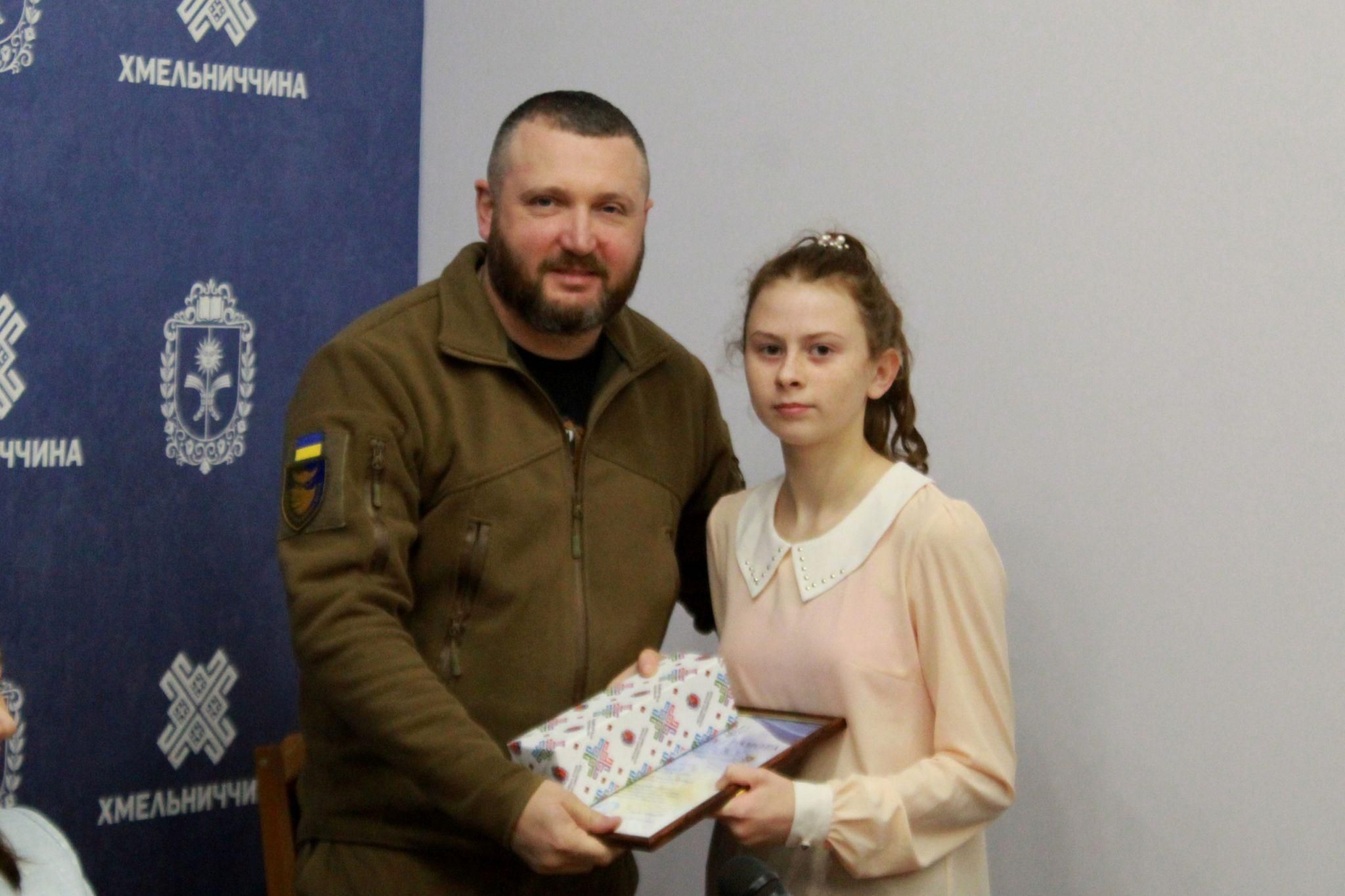 Новини Хмельницького - фото з Гамалій вручив відзнаки дітям-волонтерам Хмельниччини (ФОТО)
