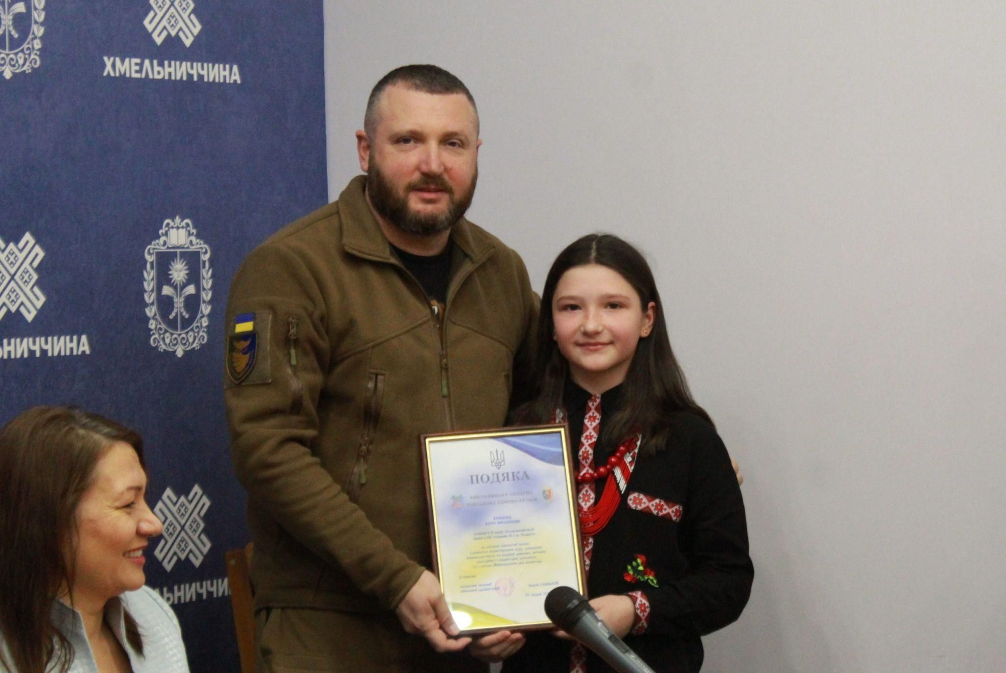 Новини Хмельницького - фото з Гамалій вручив відзнаки дітям-волонтерам Хмельниччини (ФОТО)