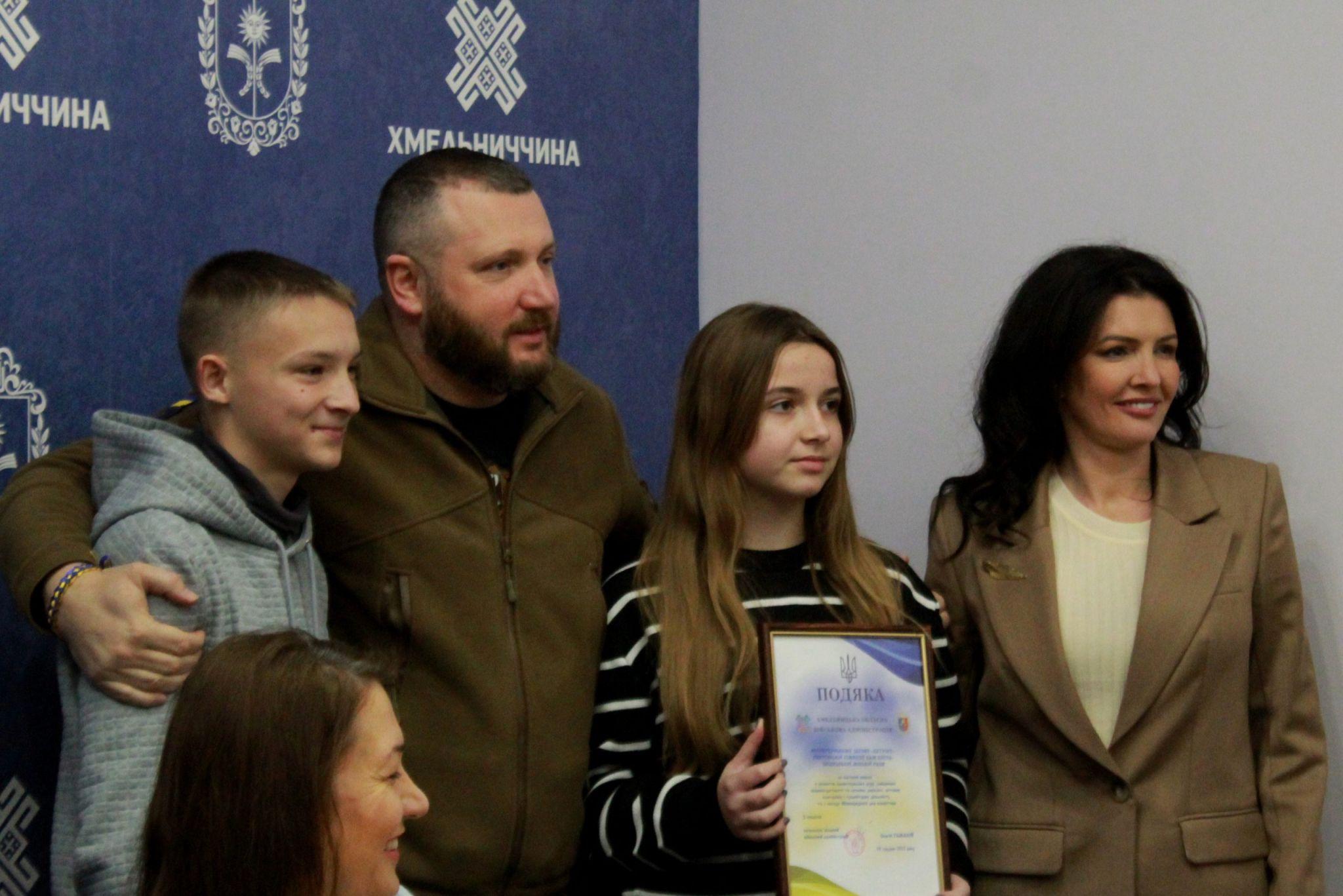 Новини Хмельницького - фото з Гамалій вручив відзнаки дітям-волонтерам Хмельниччини (ФОТО)