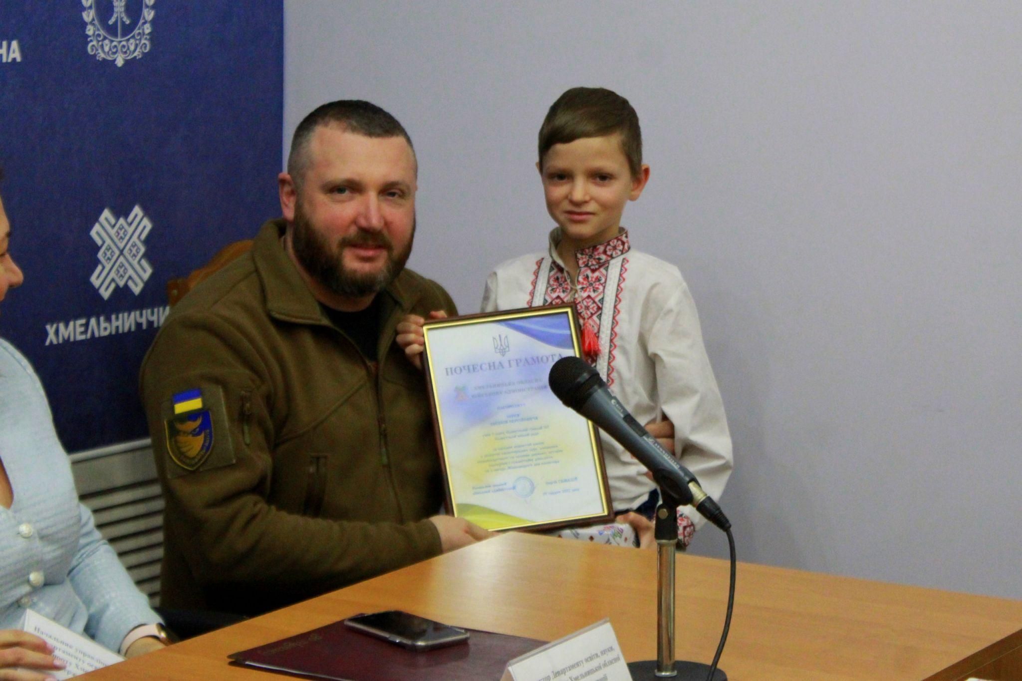 Новини Хмельницького - фото з Гамалій вручив відзнаки дітям-волонтерам Хмельниччини (ФОТО)