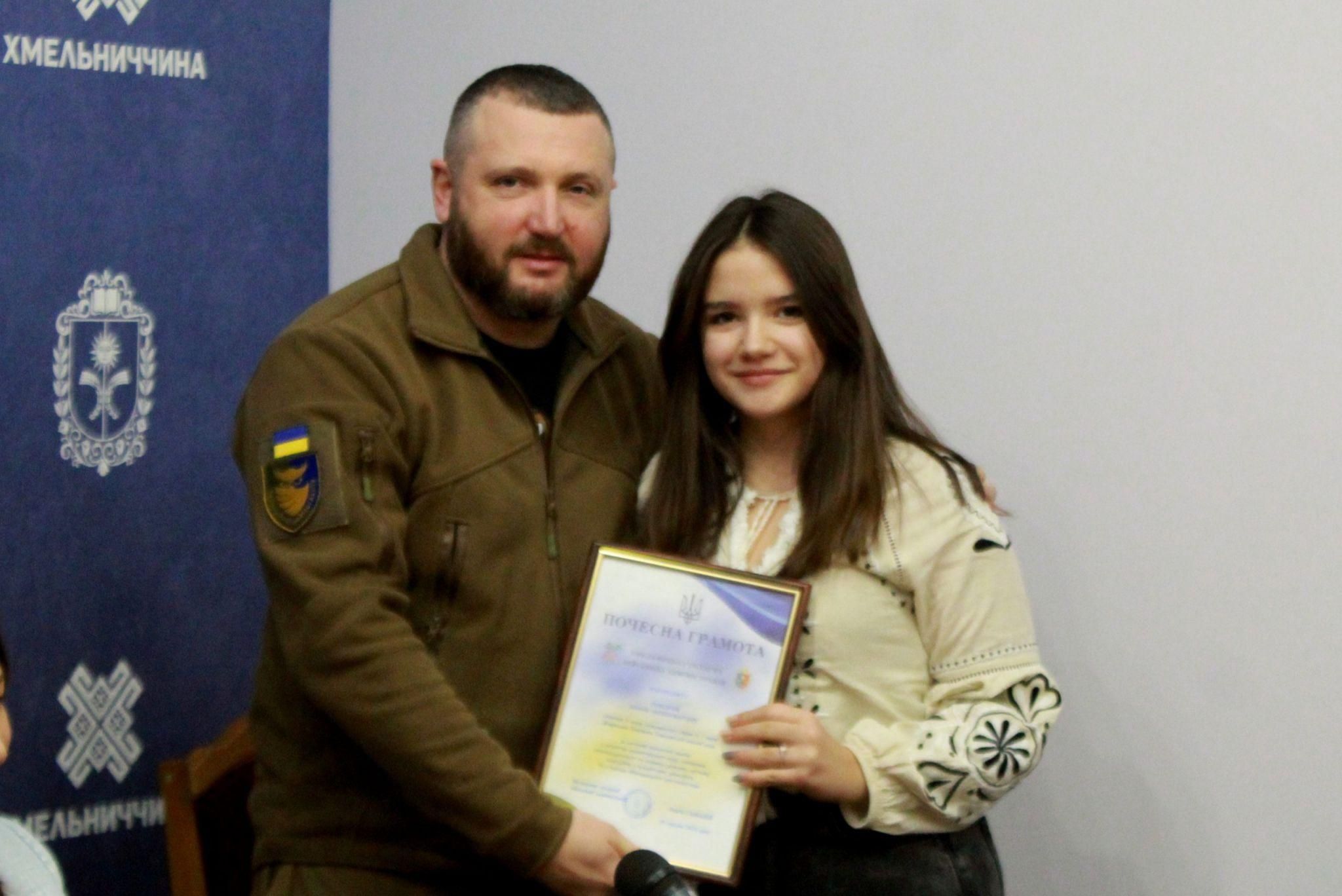 Новини Хмельницького - фото з Гамалій вручив відзнаки дітям-волонтерам Хмельниччини (ФОТО)