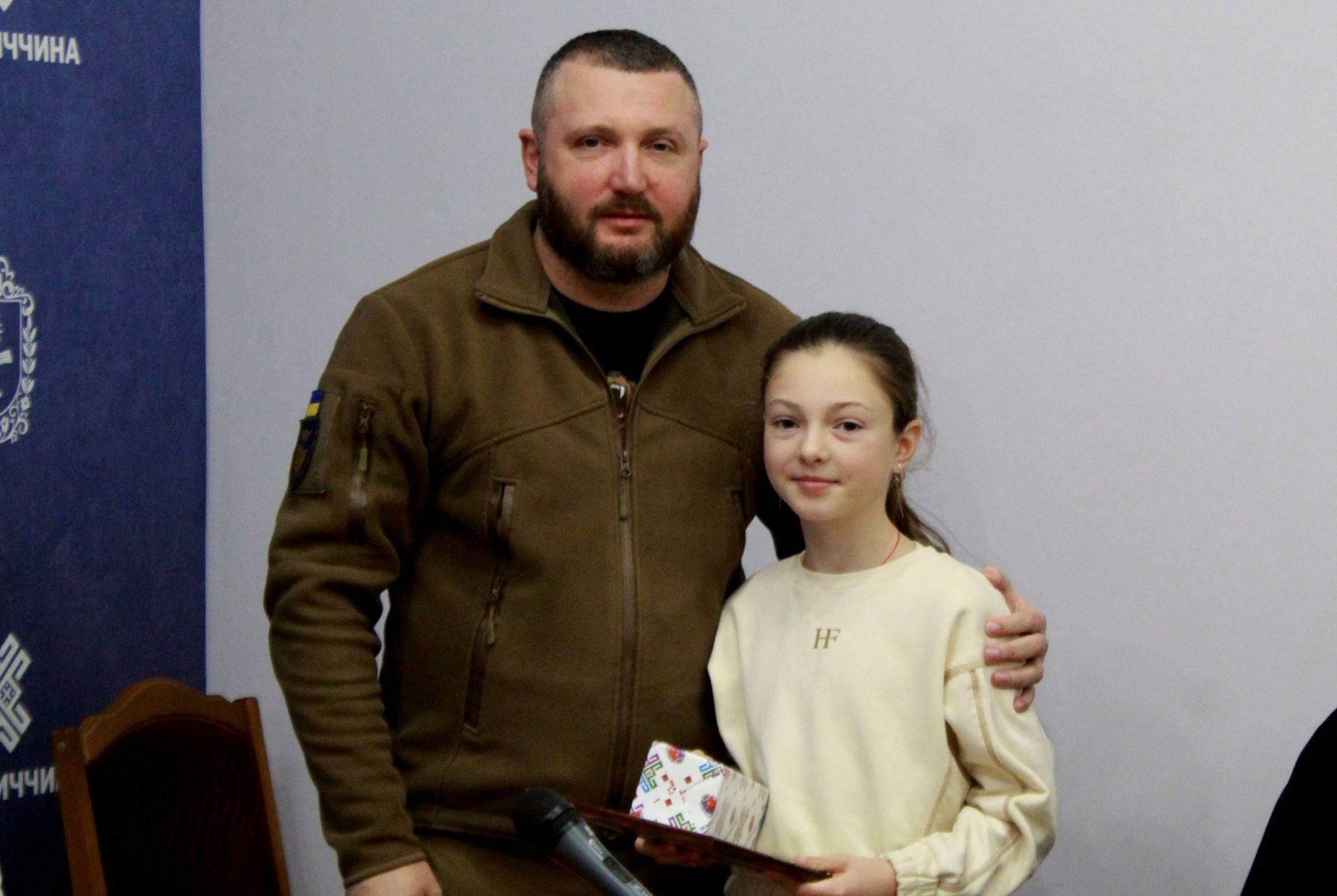 Новини Хмельницького - фото з Гамалій вручив відзнаки дітям-волонтерам Хмельниччини (ФОТО)