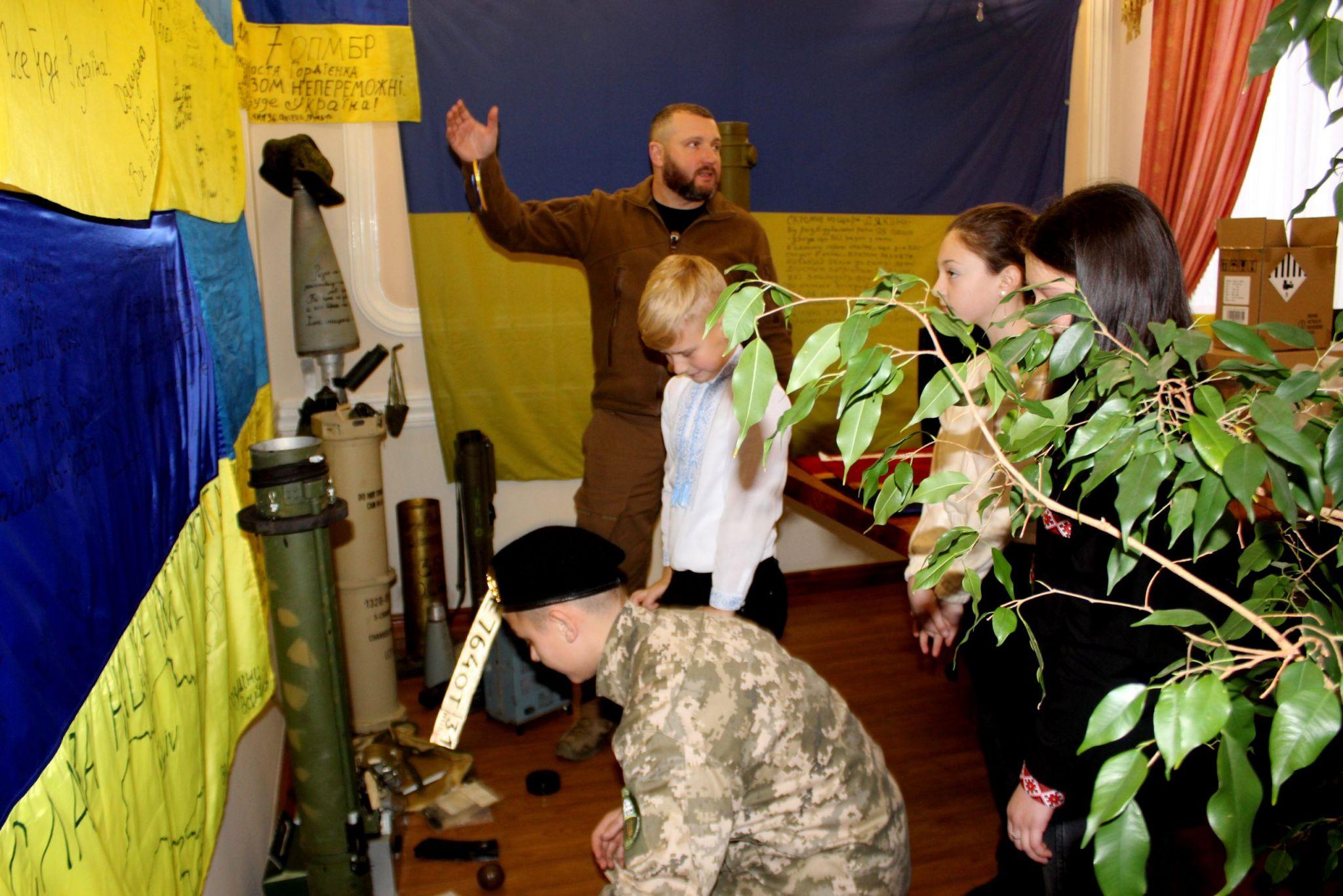 Новини Хмельницького - фото з Гамалій вручив відзнаки дітям-волонтерам Хмельниччини (ФОТО)