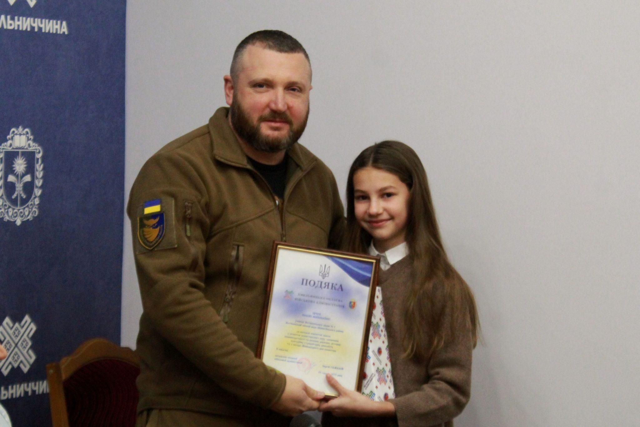 Новини Хмельницького - фото з Гамалій вручив відзнаки дітям-волонтерам Хмельниччини (ФОТО)