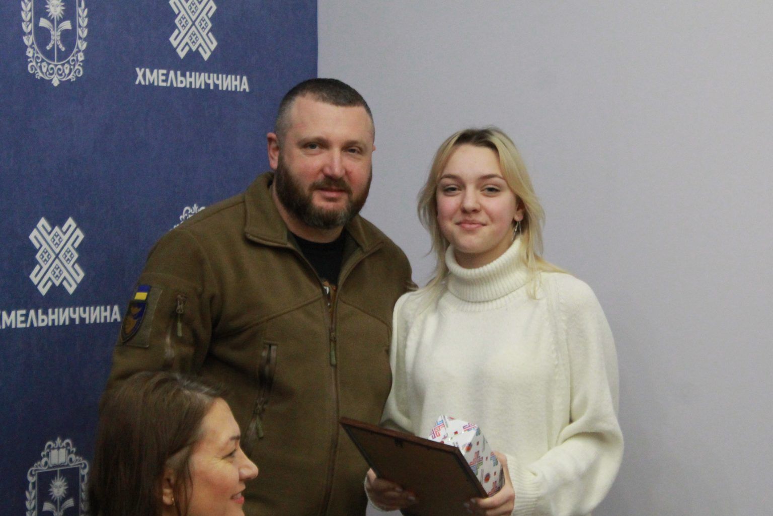 Новини Хмельницького - фото з Гамалій вручив відзнаки дітям-волонтерам Хмельниччини (ФОТО)