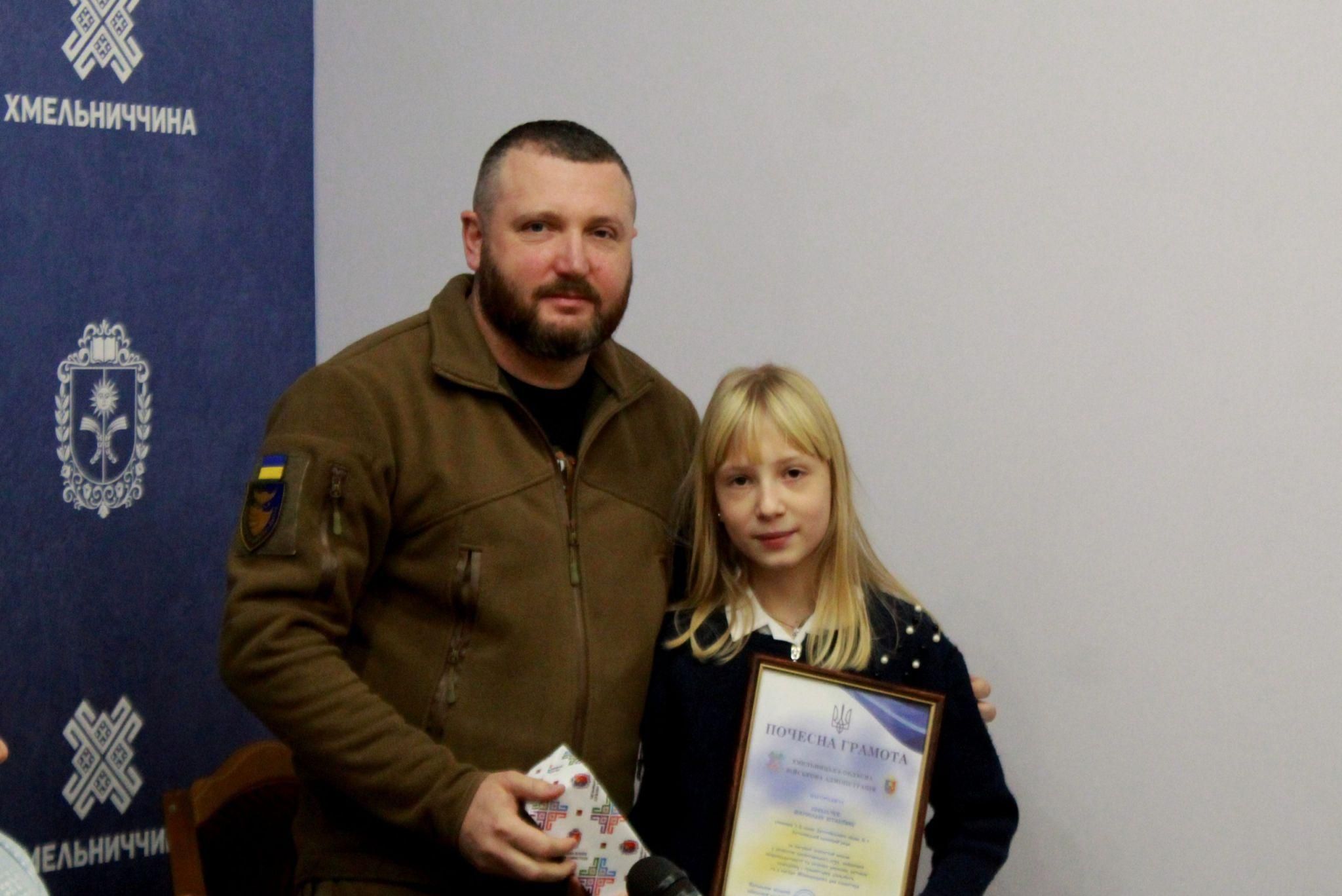 Новини Хмельницького - фото з Гамалій вручив відзнаки дітям-волонтерам Хмельниччини (ФОТО)
