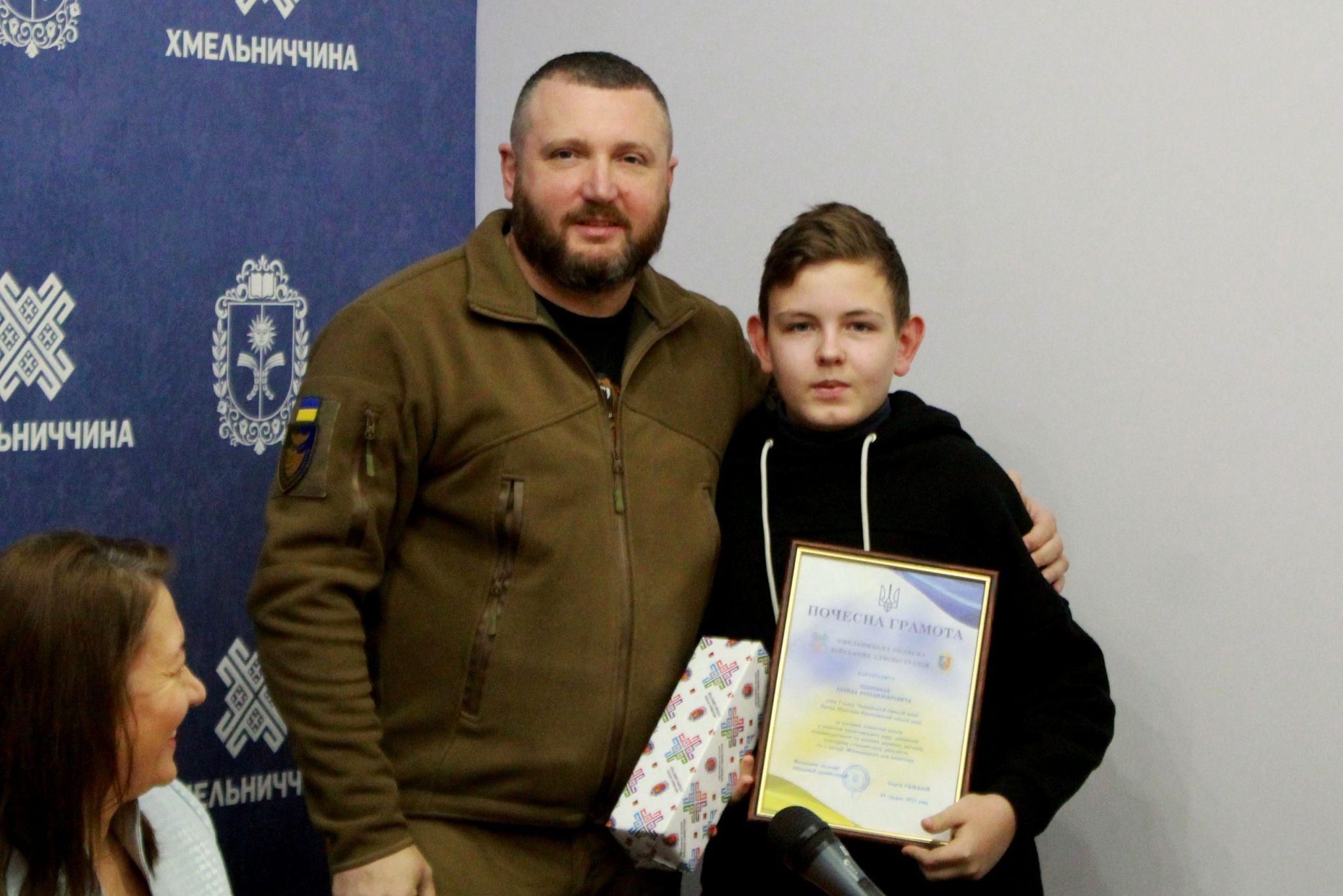 Новини Хмельницького - фото з Гамалій вручив відзнаки дітям-волонтерам Хмельниччини (ФОТО)