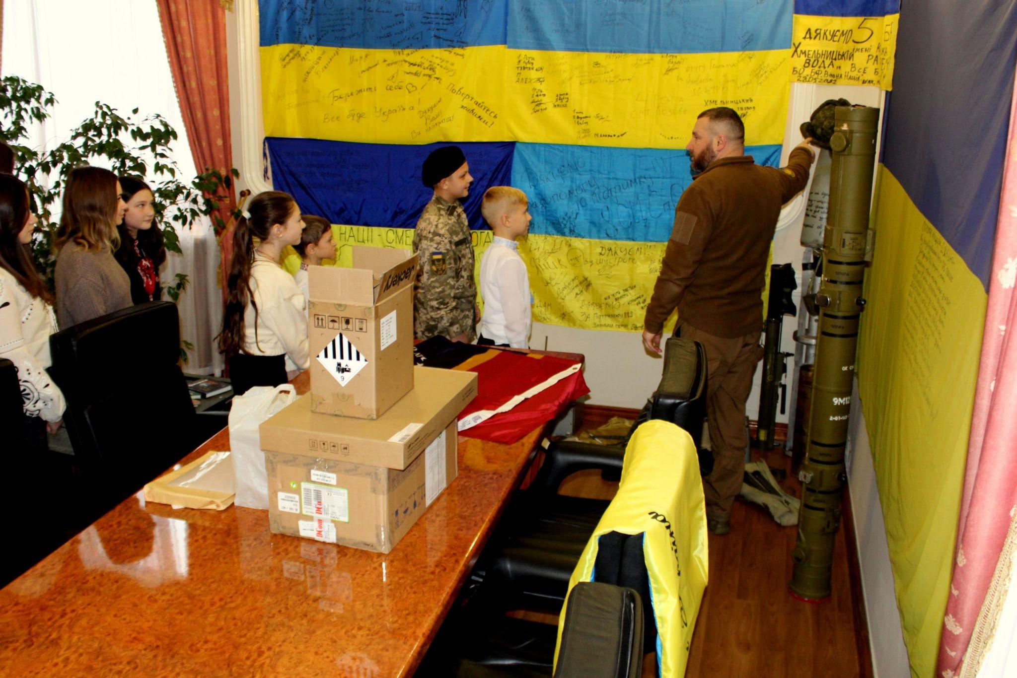 Новини Хмельницького - фото з Гамалій вручив відзнаки дітям-волонтерам Хмельниччини (ФОТО)