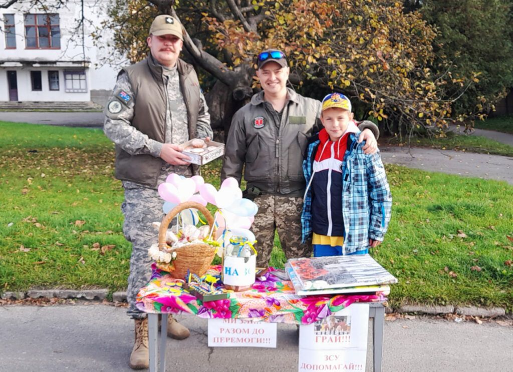 Новини Хмельницького - фото з Син – грає в шахи, мати – пече смаколики: у Шепетівці родина переселенців з Луганщини збирає гроші для ЗСУ