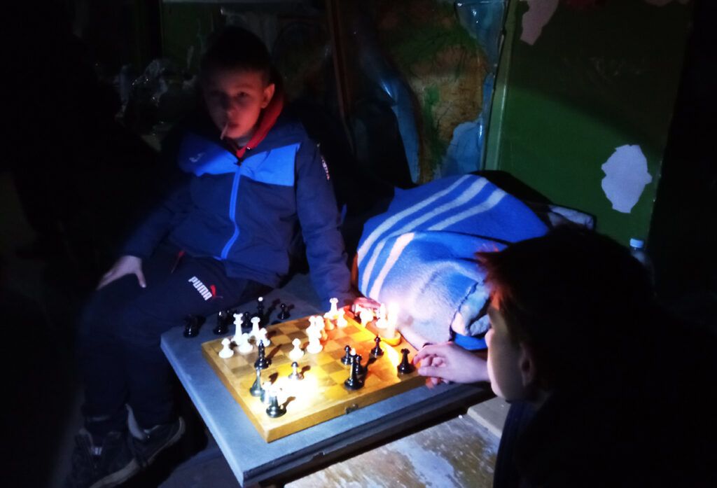 Новини Хмельницького - фото з Син – грає в шахи, мати – пече смаколики: у Шепетівці родина переселенців з Луганщини збирає гроші для ЗСУ