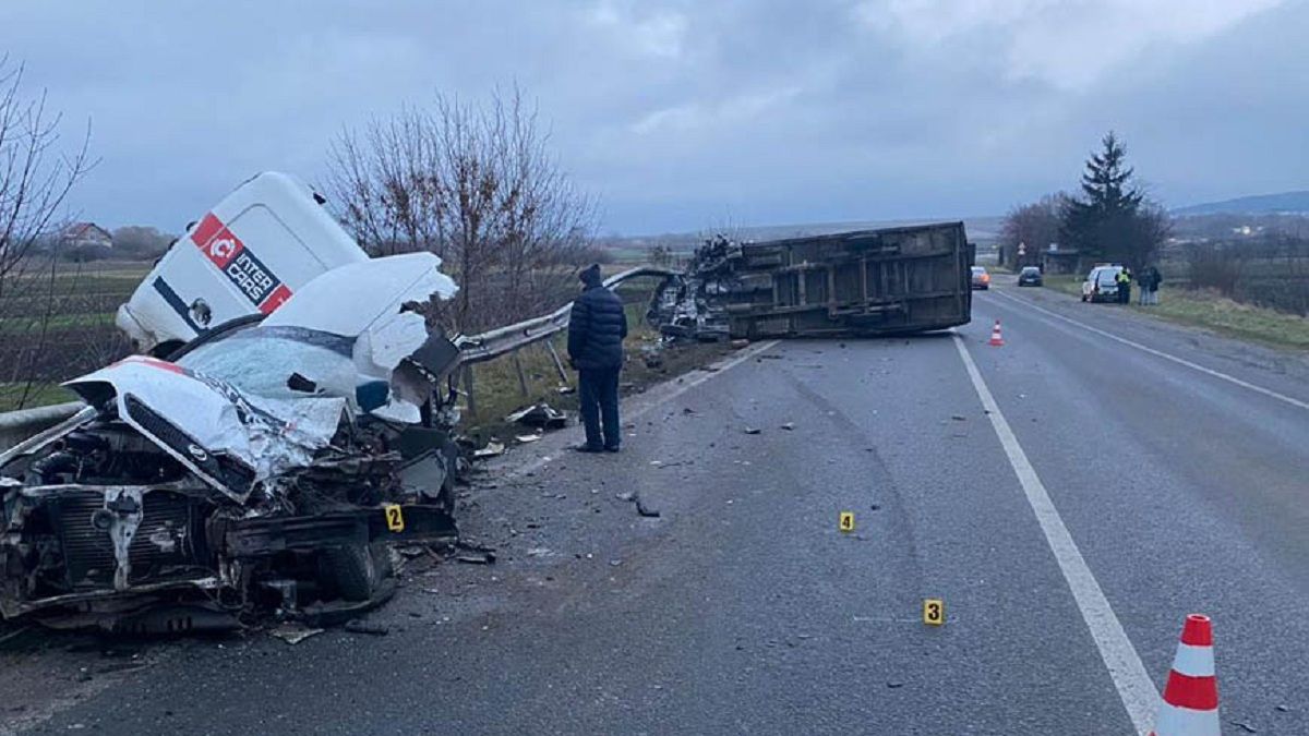 Новини Тернополя - фото з На пішохідному переході на «Дружбі» водій Nissan збив жінку. Постраждалу забрала швидка