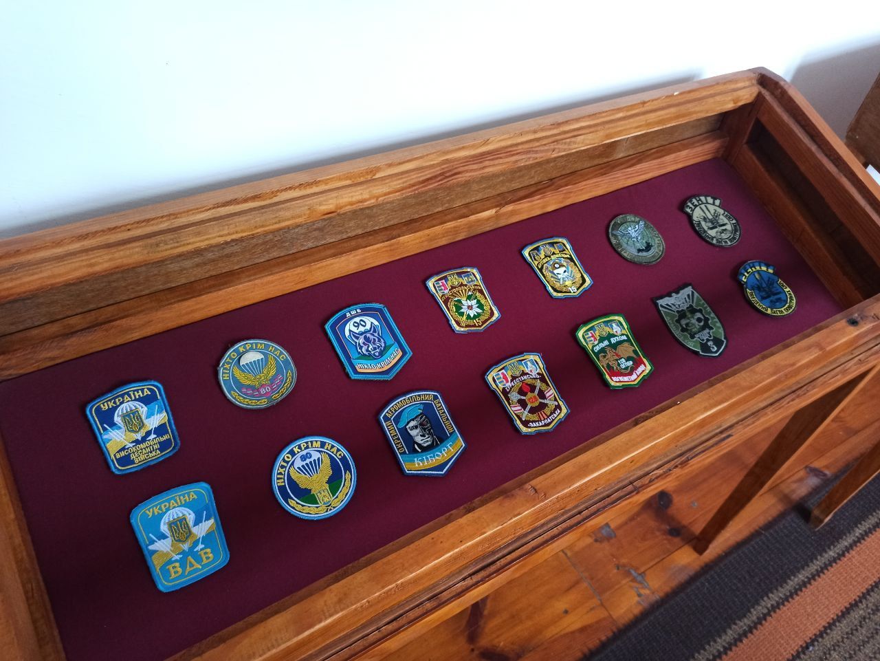 Новини Хмельницького - фото з Що закодовано в символіці ЗСУ: в Шепетівці діє виставка шевронів