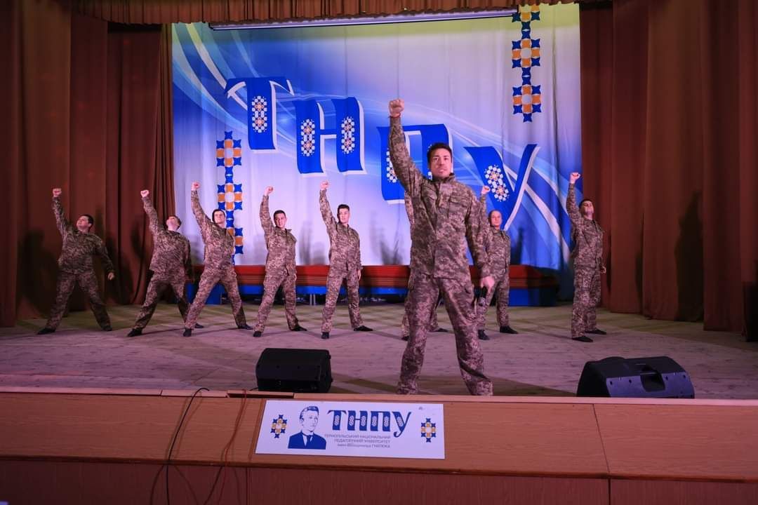 Новини Тернополя - фото з Пісні й танці у вишиванках та однострої: у педагогічному університеті виступив ансамбль ЗСУ (ФОТО)