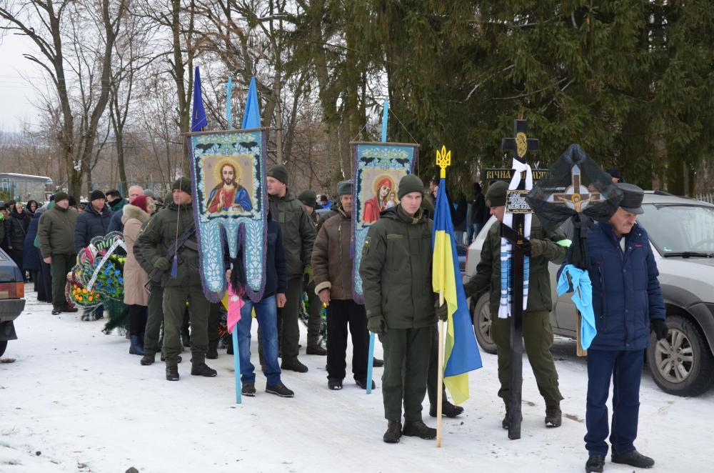 Новини Вінниці - фото з Провели в останню путь: на війні загинув Герой Олександр Сивак з Новоселівки На зображенні може бути: 12 людей, люди стоять та на відкритому повітрі