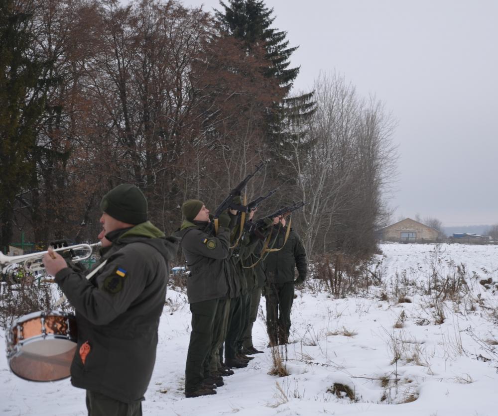 Новини Вінниці - фото з Провели в останню путь: на війні загинув Герой Олександр Сивак з Новоселівки На зображенні може бути: 3 людини та на відкритому повітрі