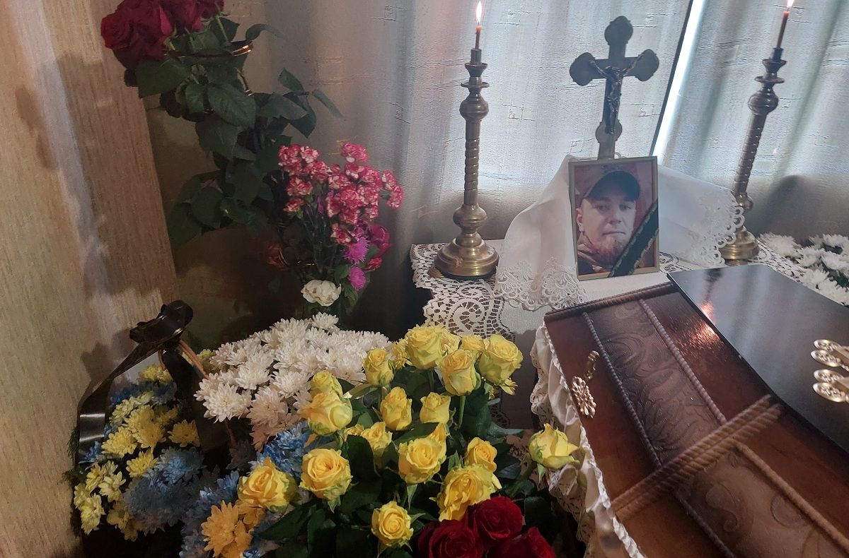 Новини Тернополя - фото з Я хочу, аби цього виродка покарали. У Кременці на могилі Героя пошкодили прапор та залишили записку