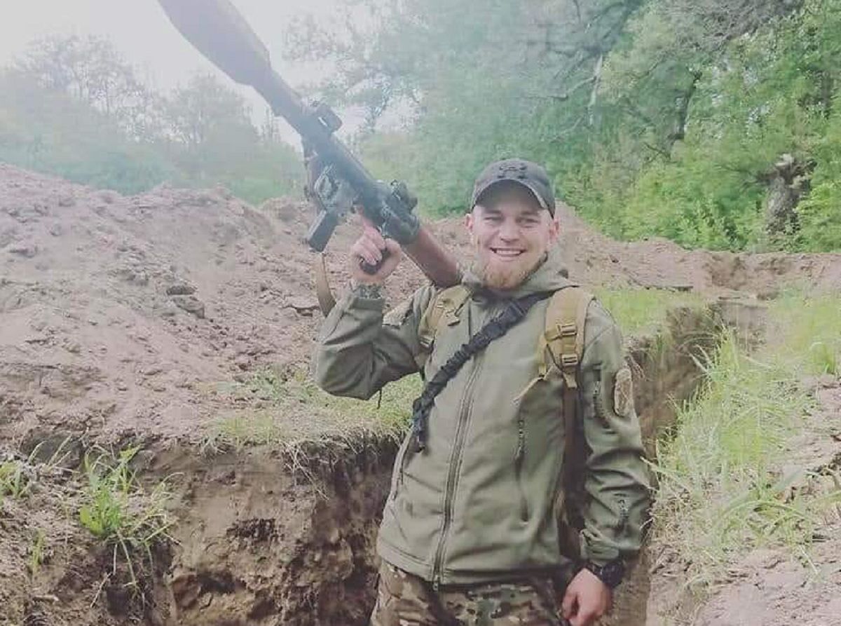 Новини Тернополя - фото з Я хочу, аби цього виродка покарали. У Кременці на могилі Героя пошкодили прапор та залишили записку