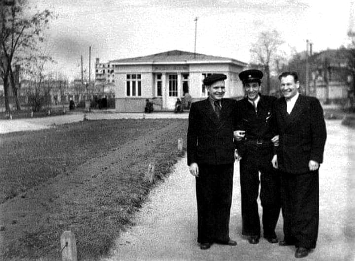 На зображенні може бути: 3 людини, люди стоять та на відкритому повітрі